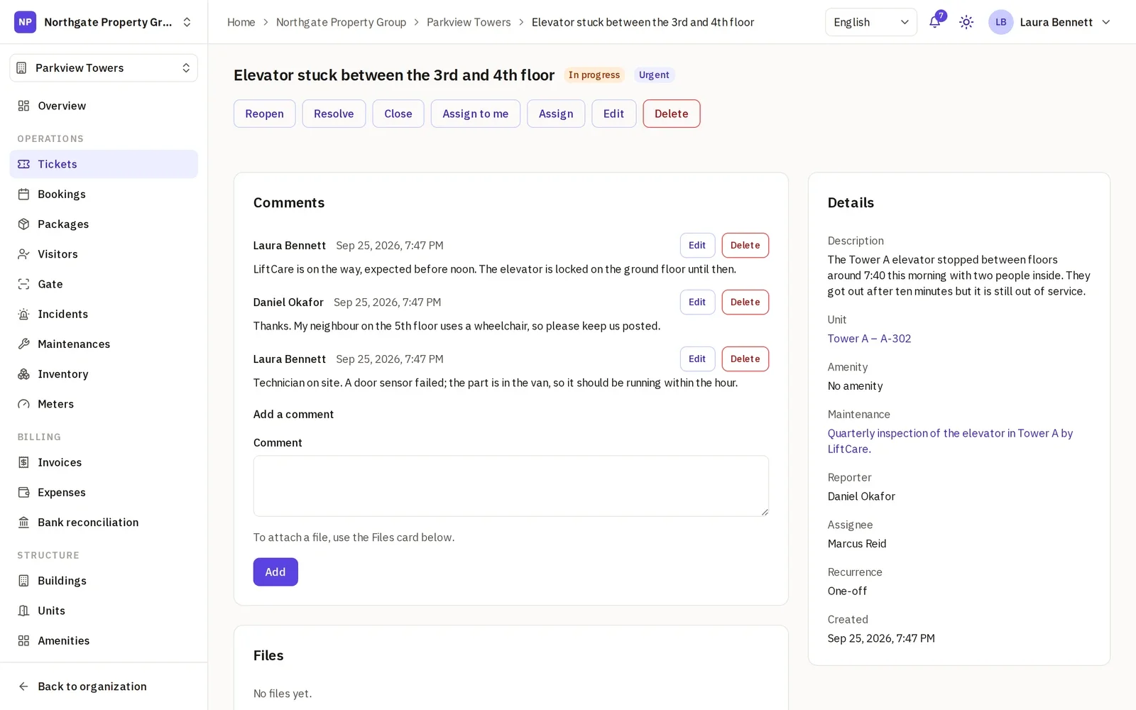 A ticket page: the elevator ticket, urgent, in progress, assigned to the manager, with its comments.
